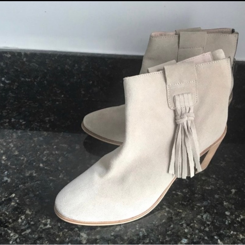 NWOT ❤️ Beige suede booties